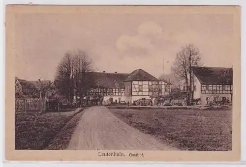 901054 AK Leutenhain - Gasthof davor Fuhrwerke, Straßenansicht 1927