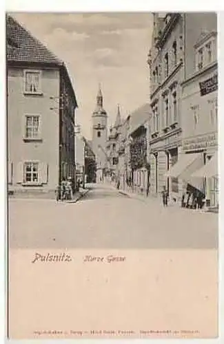 39726 Ak Pulsnitz kurze Gasse mit Geschäften um 1910