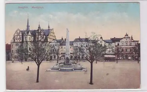 15746 Ak Saalfeld Marktplatz mit Denkmal um 1910