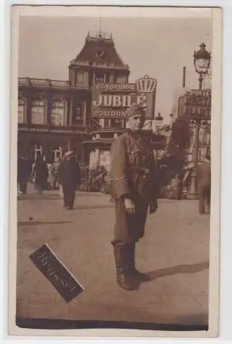 72799 Foto Ak 2. Weltkrieg Wehrmacht Soldat mit Schiffchen in Brüssel 1941