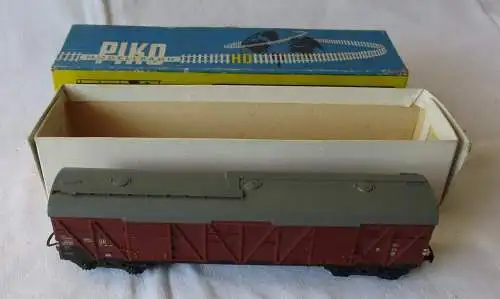 Modelleisenbahn PIKO gedeckter Güterwagen DR Spur H0 mit Karton (168376)