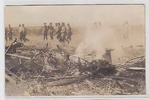 62183 Foto Ak abgestürztes Flugzeug im 1. Weltkrieg 1916