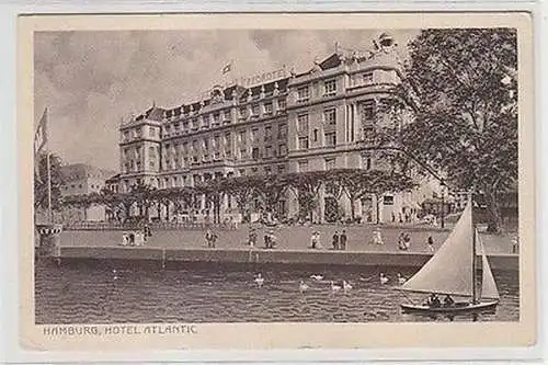 64722 Ak Hamburg Hotel Atlantik mit Segelboot davor um 1930