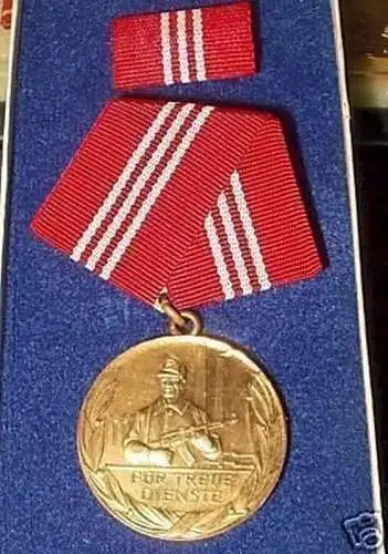 DDR Treuedienstmedaille der Kampfgruppe in Gold im Etui