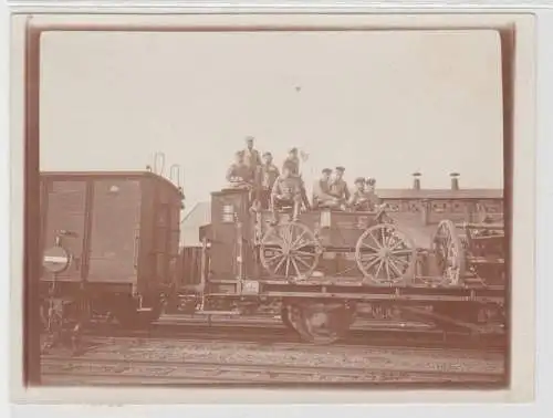 65491 Foto Soldaten auf der Fahrt nach Galizien im 1.Weltkrieg um 1915