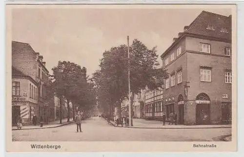 69091 Ak Wittenberge Bahnstrasse mit Geschäften um 1920