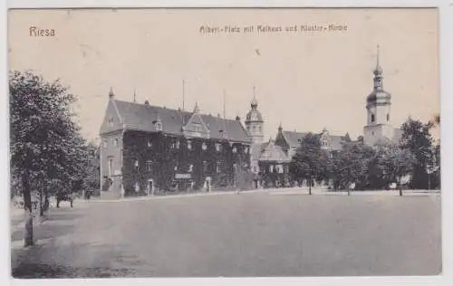 900598 Ak Riesa - Albert-Platz mit Rathaus und Kloster-Kirche 1919