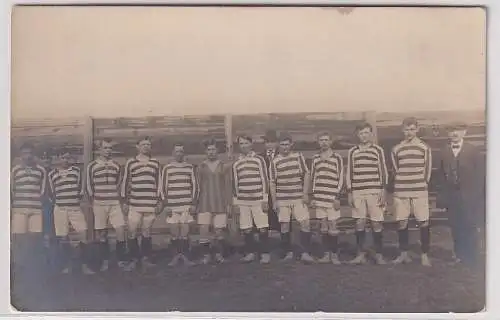 64443 Foto Ak Leipzig Volkmarsdorf ? Fußballmannschaft um 1915