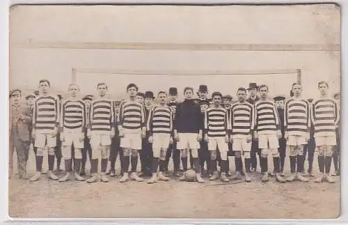 91893 Foto Ak Leipzig Volkmarsdorf ? Fußballmannschaft um 1915