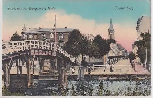 44375 Ak Oranienburg Holzbrücke mit Evangelischer Kirche 1915