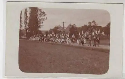 46269 Foto Ak Greiz Festumzug mit Fahnen um 1920