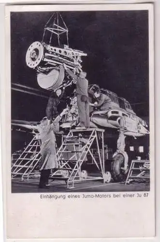 67906 Ak Einhängung eines Jumo Motors bei einem Sturzkampfbomber Ju 87 um 1942