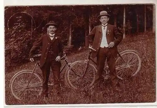 48606 Foto Ak 2 Herren auf Fahrrad Tour 1910