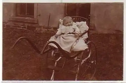 40079 Foto Ak Baby in Rikscha oder Handkarren um 1910