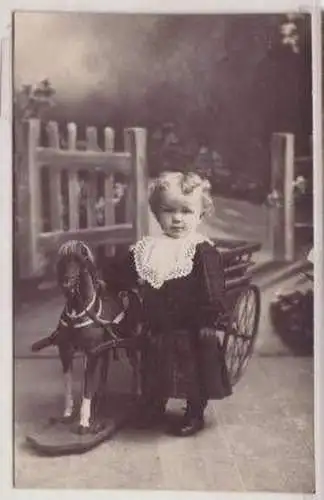 49636 Foto Ak Kind mit Spielzeugpferd um 1910