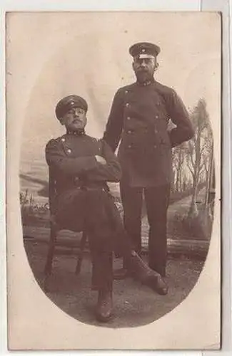 58539 Foto Ak 2 Soldaten in Uniform Kragenspiegel mit Dampflokomotive um 1915