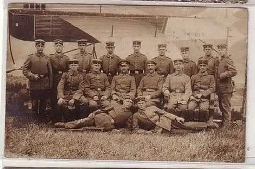 58826 Foto Ak Gruppe Soldaten vor Flugzeug 1. Weltkrieg