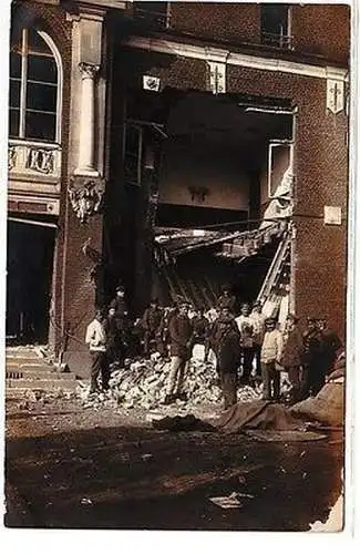 62152 Foto Ak Wohnhaus mit Bombentreffer 1. Weltkrieg 1918