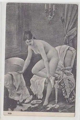 65825 Erotik Ak "Dame entkleidet sich" Frauenakt um 1910