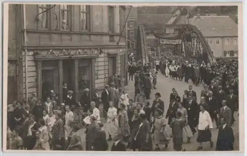 85162 Foto Ak Penig Festumzug an der Brücke um 1920