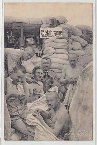 69022 Ak Deutsche Soldaten im Schützengraben mit Pistole 1. Weltkrieg um 1915