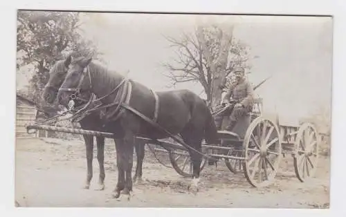 80266 Foto Ak Deutscher Soldat mit Pferdefuhrwerk und Karabiner