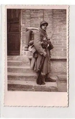 60195 Foto Ak französischer Soldat mit kompletter Ausrüstung im 2. Weltrieg