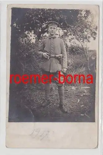 03530 Foto Ak Soldat in feldgrau mit Pistolentasche um 1917