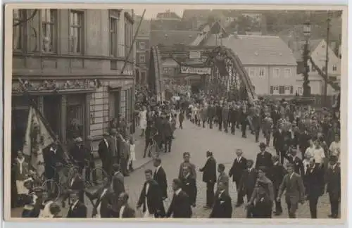 82091 Foto Ak Penig Festumzug an der Brücke um 1920