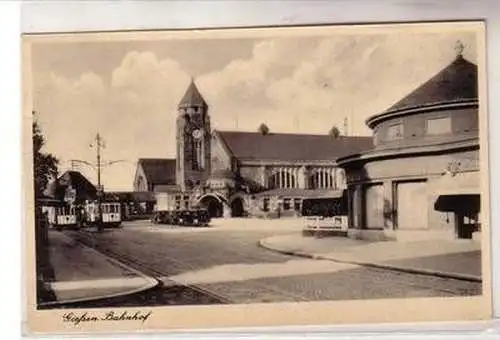 20005 Ak Gießen Bahnhof mit Strassenbahnen davor 1942