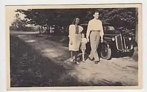 20427 Foto Auto Oldtimer Familie im Wald um 1930