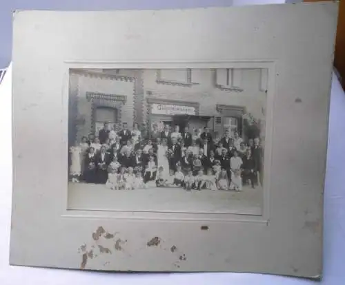 altes Foto Hochzeitsgesellschaft vor Colonialwaren A. Urban Wittenberg? um 1910