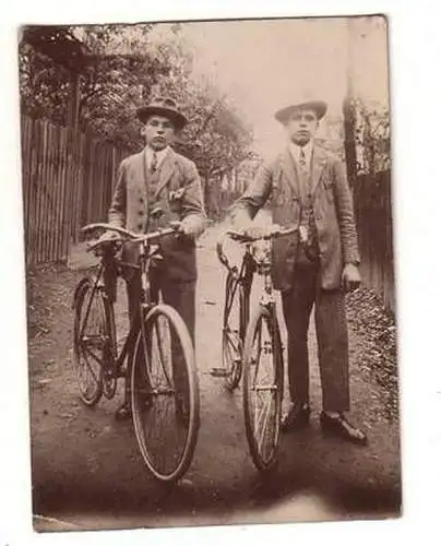 00363 Original Foto 2 Männer mit Fahrrädern um 1920