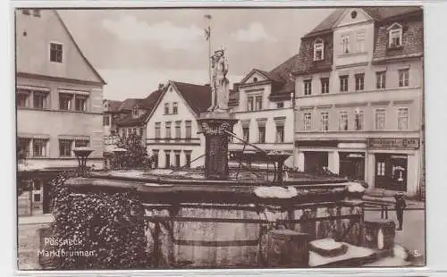 93313 AK Pössneck - Marktbrunnen im Hintergrund Conditorei & Café