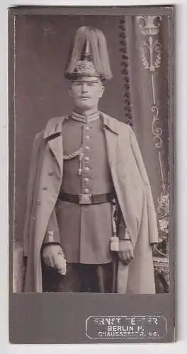 58708 Kabinettfoto Garderegiment Berlin Soldat mit Paradehelm und Säbel um 1915