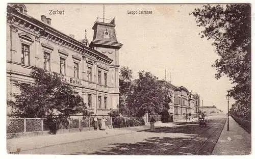 21740 Ak Zerbst Leopoldstrasse mit Hotel 1906