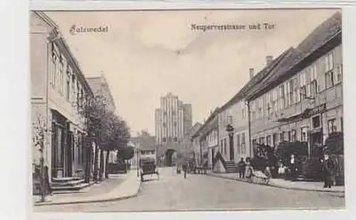 39800 Ak Salzwedel Neuperverstraße mit Tor 1908