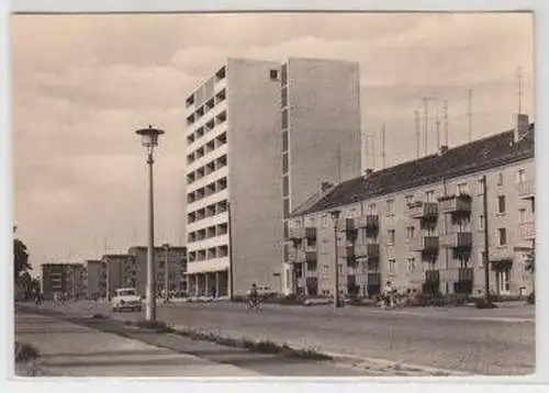 46998 Ak Weißenfels Merseburger Straße mit Hochhaus 1956