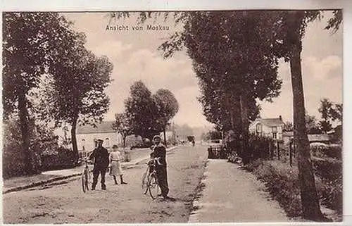 61033 Ak Ansicht von Moskau Chaussee mit 2 Fahrradfahrern um 1910