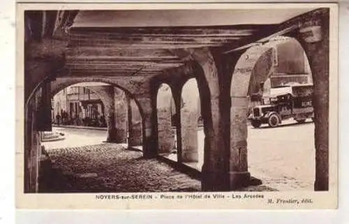 55256 Ak Noyers sur Serein Place de l´Hotel de Ville les Arcades um 1915