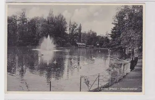 90755 AK Landau (Pfalz) - Ostparkweiher mit Schwänen und Springbrunnen 1944