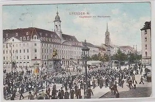 50172 Ak Dresden N. Hauptstrasse mit Wachtparade 1908