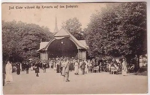 67622 Ak Bad Elster während des Konzerts auf dem Badeplatz um 1920