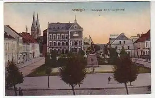 39601 Ak Neuruppin Schulplatz mit Kriegerdenkmal 1917