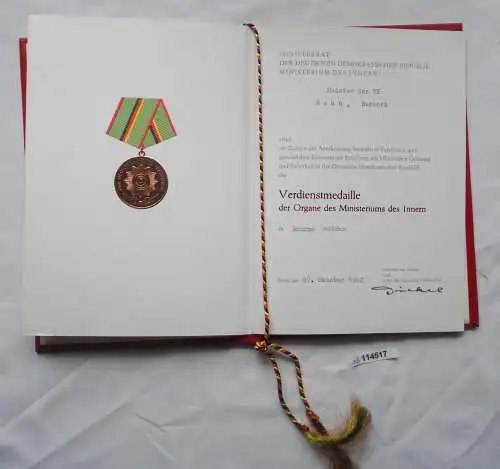 DDR Urkunde Verdienstmedaille des Ministerium des Innern in Bronze 1982 (114517)