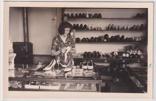 26047 Foto Postkarte Schuhreparatur Geschäft Schuhmacher in der DDR