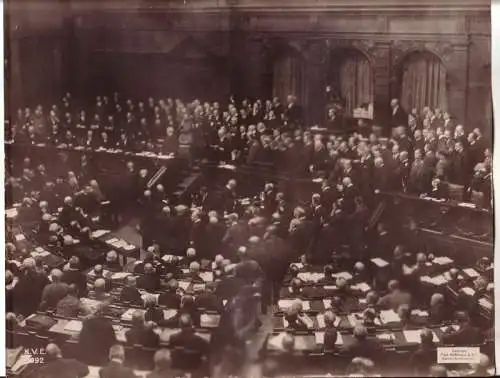 106417 großes Original Propagandafoto "Reichstagssitzung 1918" 1. Weltkrieg