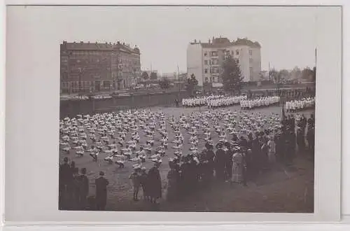 47034 FotoAk Fahnenweihe des Schiller Realgymnasiums in Leipzig 1912 Schauturnen