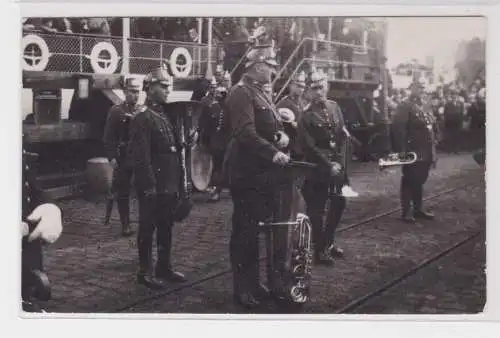 906143 Foto Ak Militär Kapelle Bläser Parade im Hafen um 1915