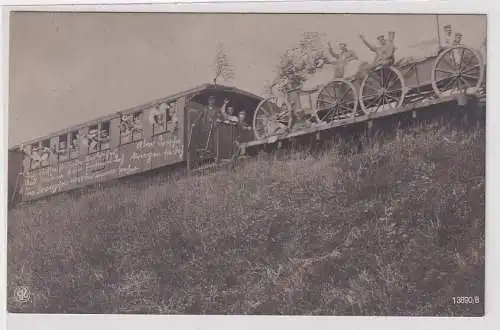 49806 Foto Ak Propaganda Eisenbahn mit Spruch und Soldaten 1915